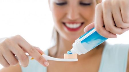 Tẩy trắng răng xong có được đánh răng không 1