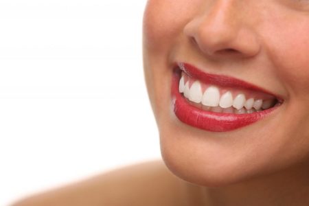 Trắng răng bằng than hoạt tính mang lại kết quả bất ngờ